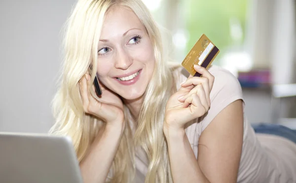 Joven mujer tiene tarjeta de crédito — Foto de Stock