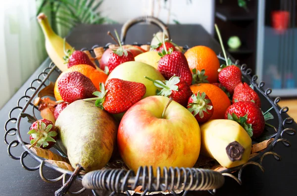 Cesta de frutas na sala de estar — Fotografia de Stock