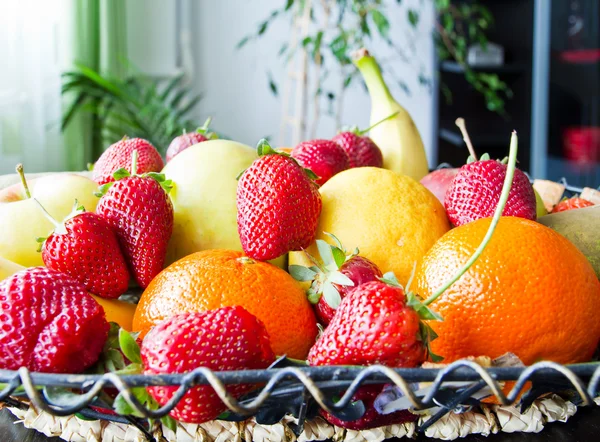 거실에서 과일 바구니 — 스톡 사진