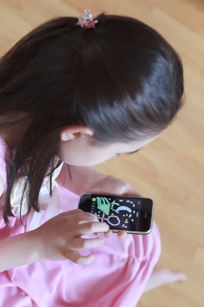 Dziewczynka, opierając się na nowoczesne dotknąć tęcza telefon — Zdjęcie stockowe