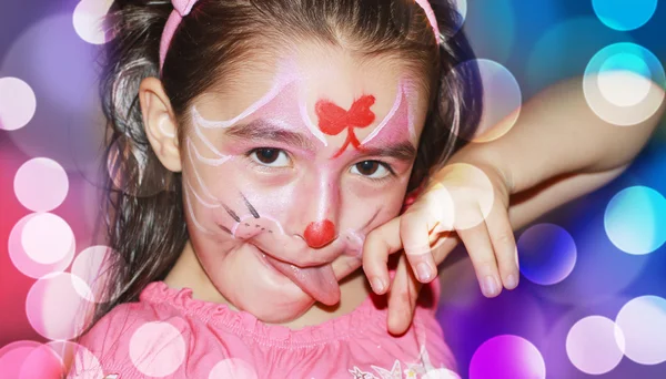 Mladá dívka s její tvář namaloval — Stock fotografie