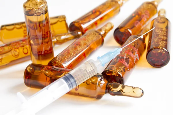 Preparación para una inyección con ampollas o viales —  Fotos de Stock