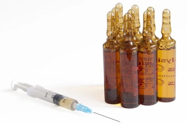 Preparação para uma injeção com ampolas ou frascos para injetáveis — Fotografia de Stock
