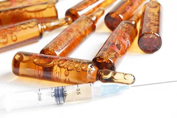 Preparação para uma injeção com ampolas ou frascos para injetáveis — Fotografia de Stock