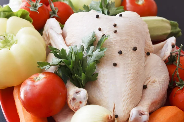 Pollo crudo fresco y condimentos —  Fotos de Stock