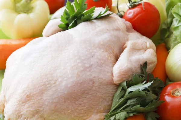 Celé syrové kuře se zeleninou — Stock fotografie