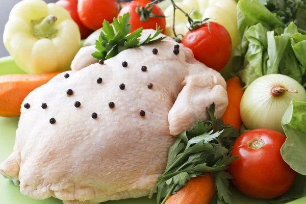 Pollo crudo entero con verduras y pimienta — Foto de Stock
