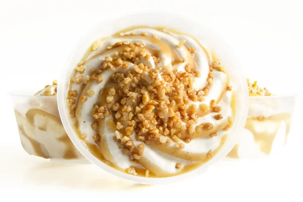 Vanilla ice cream with caramel topping — Stock Photo, Image