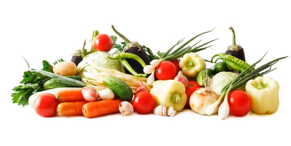 Состав цветных овощей, выделенных на белом — стоковое фото