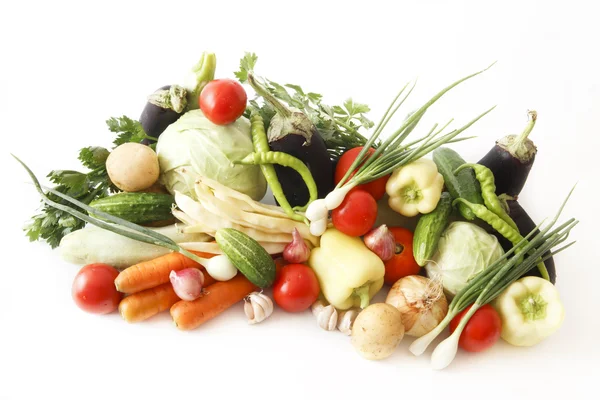 Состав цветных овощей, выделенных на белом — стоковое фото