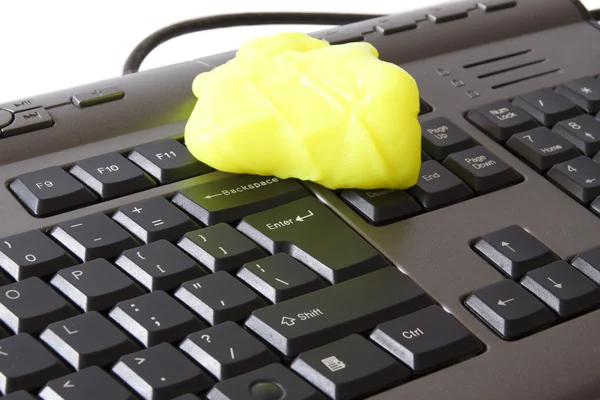 Tastatur mit speziellem Schwamm reinigen — Stockfoto
