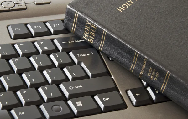 Bíblia Sagrada e teclado — Fotografia de Stock