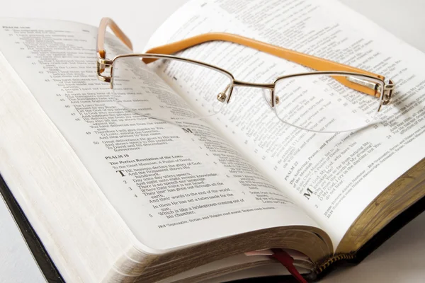Heilige Bijbel te studeren — Stockfoto