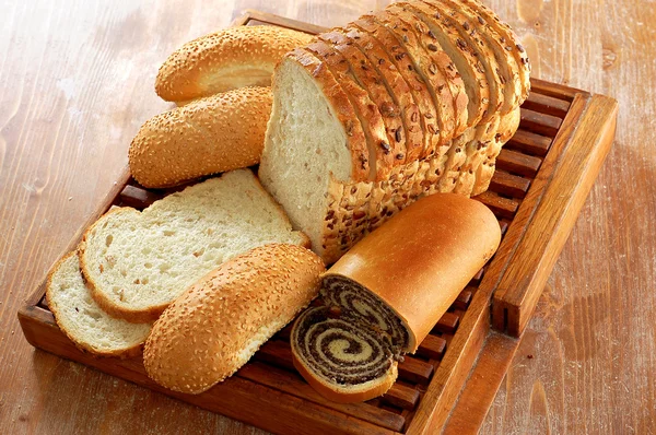 Surtido de pan horneado y otros productos de panadería — Foto de Stock