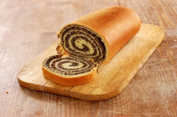 Натюрморт из макового хлеба на кухне — стоковое фото