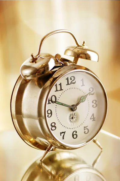 Reloj despertador de moda antigua — Foto de Stock