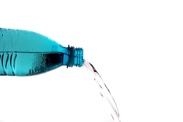 Выливание воды из бутылки — стоковое фото