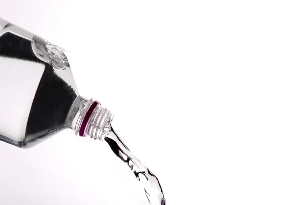 Versando acqua da una bottiglia — Foto Stock