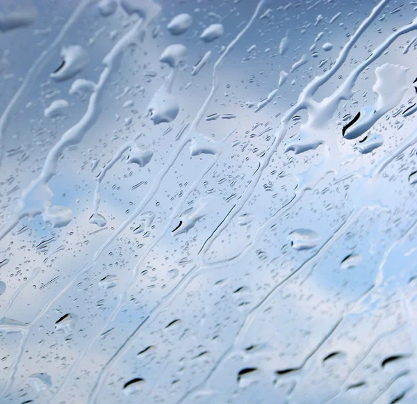 Краплі дощу на вітровому склі — стокове фото
