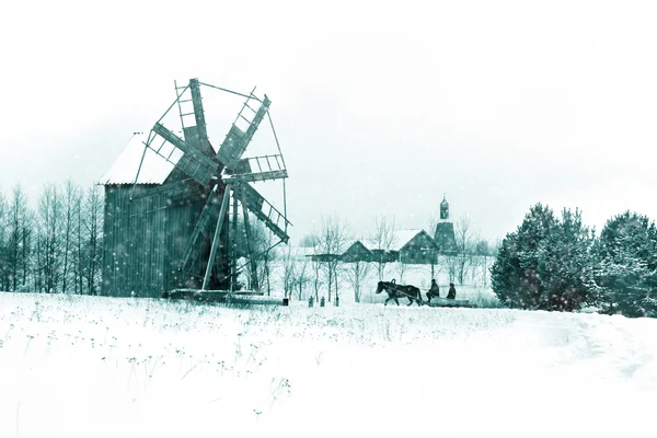 Zimowy krajobraz wsi z wiatrak — Zdjęcie stockowe