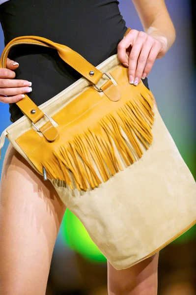 Модна модель показує сучасну сумку — стокове фото