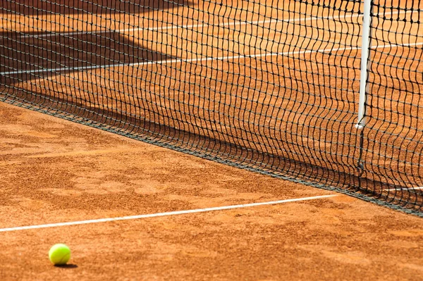 Пустой теннисный корт и мяч — стоковое фото