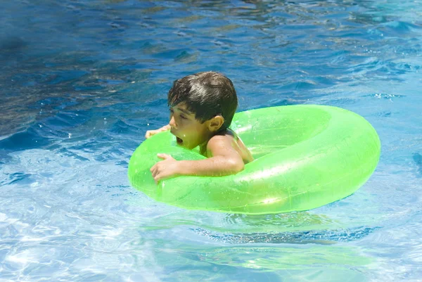 Kind in het zwembad — Stockfoto