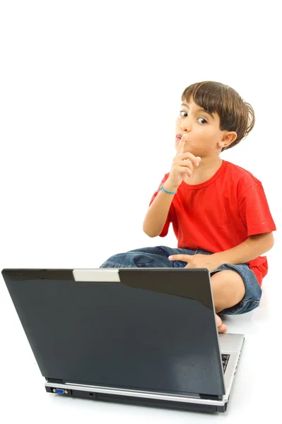 Enfant avec ordinateur portable — Photo