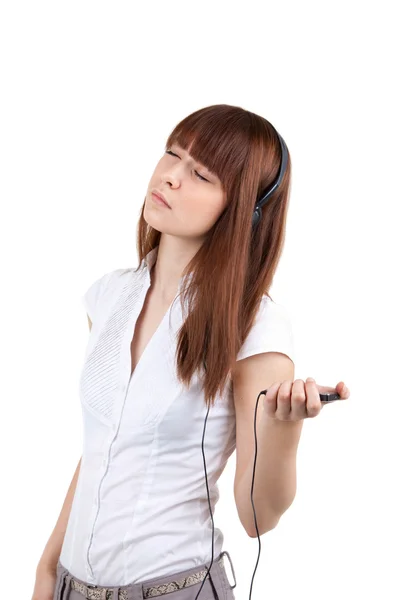 Het meisje luistert naar muziek — Stockfoto