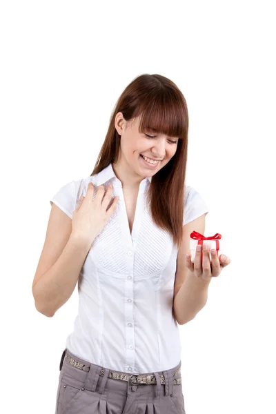 En ung kvinna med en presentförpackning — Stockfoto