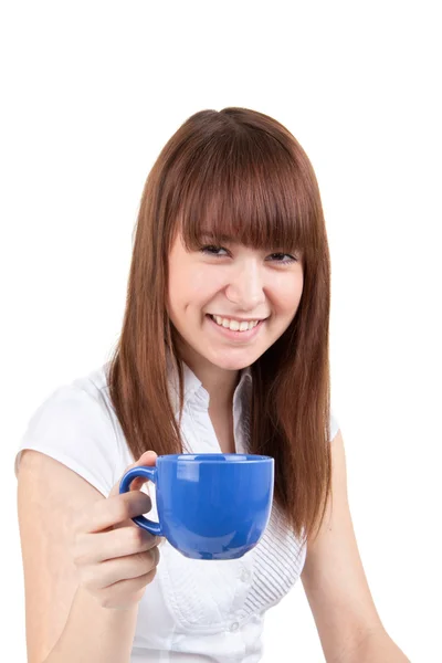 Den vakre jenta med langt hår holder en mørkeblå kopp – stockfoto