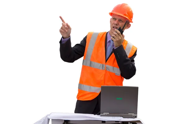 工程师在橙色外套和头盔上孤立的白 — 图库照片