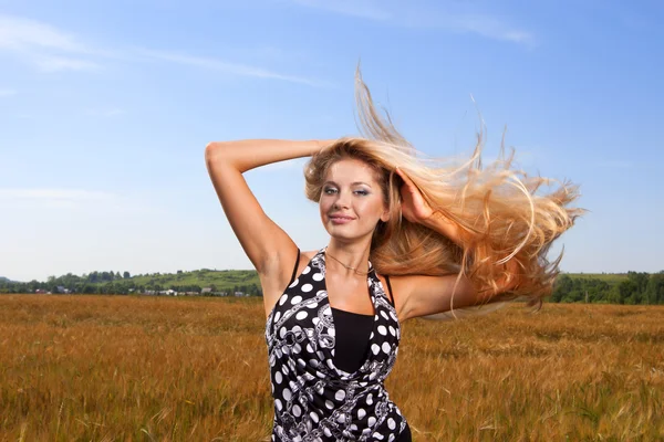 Una niña en un campo de trigo — Foto de Stock