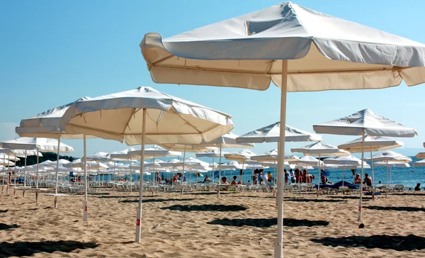 Parasols op het strand — Stockfoto