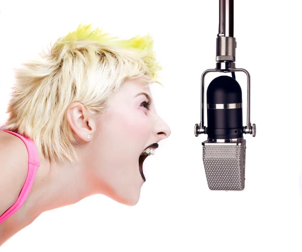 Punk kız mikrofon bağırarak — Stok fotoğraf