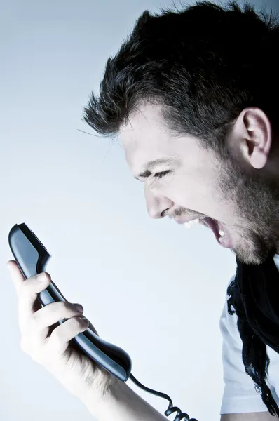 人の携帯電話に叫ぶこと — ストック写真