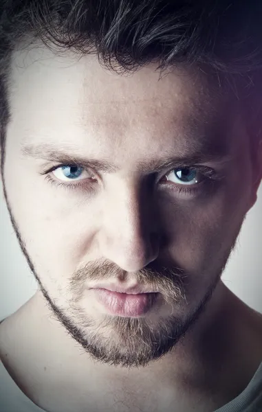 Joven hombre guapo con ojos azules — Foto de Stock