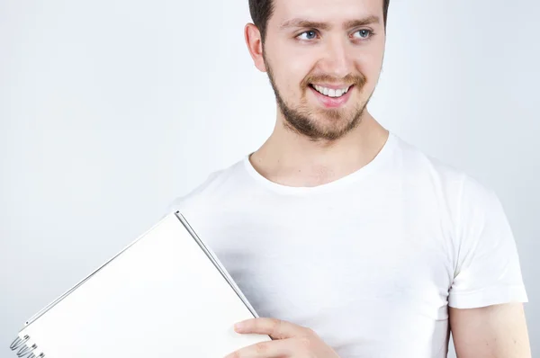 Blondynka mężczyzna trzyma pewien notatnik — Zdjęcie stockowe