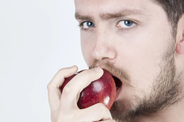 Молодий чоловік їсть яблуко — стокове фото