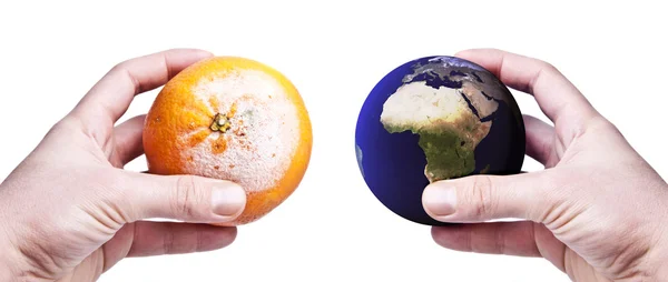 Handen met een rotte oranje en de wereld — Stockfoto