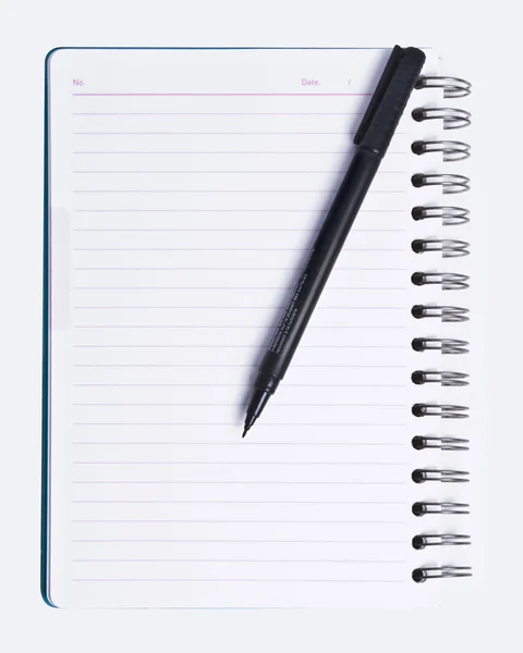 空白螺旋衬笔记本和黑色钢笔 — 图库照片
