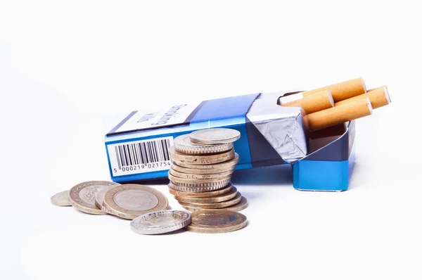 Smokes and coins — Stock Photo, Image