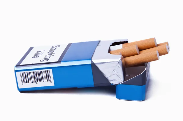 Embalagem azul de cigarros — Fotografia de Stock