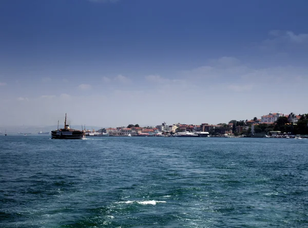 Boat on the Bosphorus — Stock Photo, Image