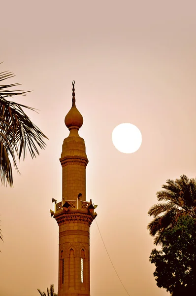 Minareto al Cairo e luna piena — Foto Stock