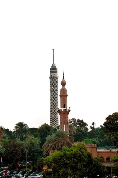 Minarete no Cairo e a lua cheia — Fotografia de Stock