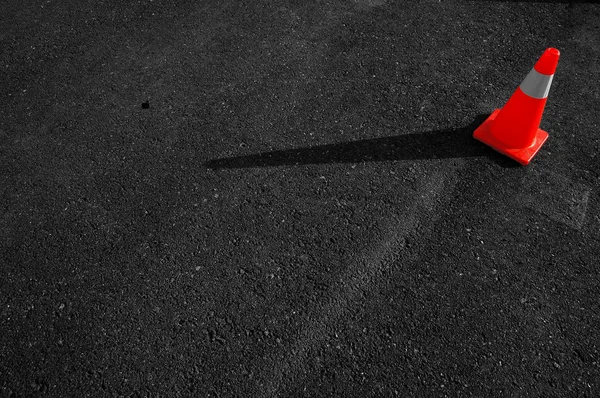 Cone de tráfego na estrada — Fotografia de Stock