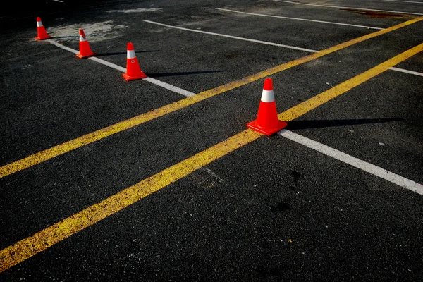 Cones de tráfego na estrada — Fotografia de Stock