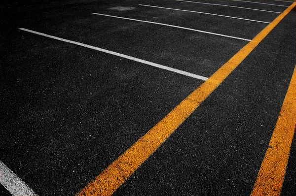 Estrada com linhas amarelas — Fotografia de Stock