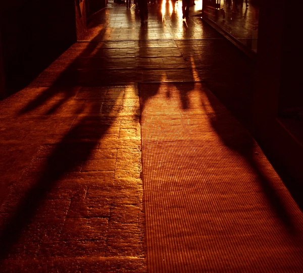 Schaduwen van het lopen in de zonsondergang — Stockfoto